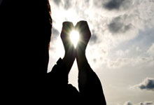 开云,官网：小男孩用可乐水瓶钓鱼，结果收获满满.